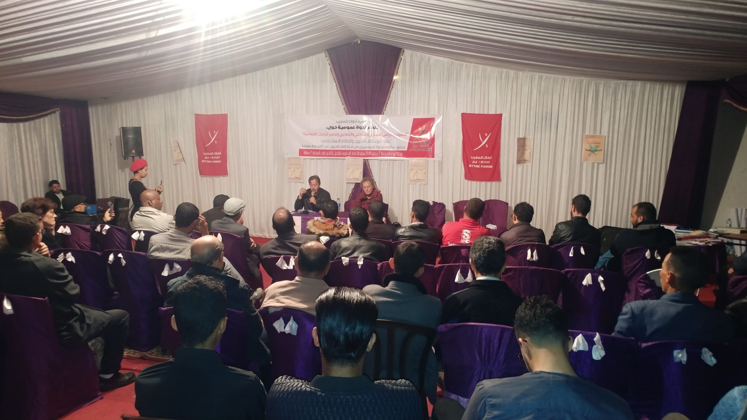 Interview avec l’écrivain Nicola serseron  sur le concept d'extraction et ses effets sur les peuples 


Attac maroc a organisé une conférence pour présenter le livre "le système de la dette et 
extractivisme" à Rabat, Agadir et Skoura avec la présence de son éditeur Nikola Serseron. Et pour approcher les militants de son contenu et le sens du système de l'extractivisme Ali Aznague a fait cet interview avec son éditeur



L’extractivisme c’est quoi ?

L’extractivisme est un nouveau mot, il est destiné à mieux comprendre le fonctionnement d’un monde dominé par les détenteurs de capitaux et la marchandisation généralisée. Il désigne le pillage des ressources naturels (végétales, minières et fossiles) par quelques grands actionnaires et institutions financières. Une dépossession-privatisation des biens communs, qui appartiennent pourtant à tous les terriens : humains, animaux, insectes, végétaux, bactéries…Mais il désigne en plus le pillage des ressources humaines, esclavage historique, travail forcé colonial, travail sous payé, etc. et aussi le pillage des ressources financières.

En effet après la la fin de l’occupation des pays colonisés, les pays dits « développés », les pilleurs, ont inventé la dette illégitime comme nouveau système d’asservissement afin de continuer et surtout  amplifier le vol des ressources naturelles. Le but étant de satisfaire l’appétit des fous du profit au pouvoir. La société actuelle n’existe qu’en consommant les ressources de la planète et en les transformant en biens à gaspiller le plus vite possible pour pouvoir en fabriquer de nouveaux. Extractivisme, productivisme, consumérisme, profits, déchets, pollutions… Et après quoi ?

Cette dette publique illégitime correspond à des emprunts que les populations remboursent à travers leurs impôts, directs et indirects, alors que les crédits n’ont pas été investis pour améliorer leur bien être parfois dans des investissements inutiles quand il n’ont pas été détournés par les classes dirigeantes du pays. En plus d’être une forme de pillage extractiviste, elle est aussi le levier du  grand pillage des ressources naturelles et du travail des humains.

Quels est l’impact de l’extractivisme dans les pays dits en « développements »

Le Fonds Monétaire International et la Banque Mondiale ont imposé, à la faveur de grandes difficultés de remboursement des pays en « développement » au cours des années 1980, les Plans d’ajustement structurels, les PAS. Ces pays ont du renoncer aux dépenses publiques d’éducation, de santé, d’infrastructures et d’investissements, transformer une partie de l’agriculture vivrière en agriculture d’exportation, accepter le libre-échange et la privatisation des grandes entreprises publiques. Pourquoi ? Le but déclaré était de dégager les moyens financiers pour rembourser la dette publique. Le résultat a été un appauvrissement des pays et de leur population plus une perte d’autonomie des décideurs dans la gestion économique de leur nation. Ainsi, pour rembourser la dette illégitime, et en échange de quelques prêts de secours, il leur a fallu privatiser les entreprises minières, extraire toujours plus de ressources naturelles destinées à être exportées brutes et bien sur aussi exporter des matières premières végétales et alimentaires. C’est ainsi que la boucle des pillages extractivistes s’est refermée sur les peuples.

Les conséquences du système dette et extractivisme sur l’agriculture paysanne

Pour exporter des matières premières agricoles et ainsi obtenir les devises nécessaires aux remboursements des dettes illégitimes, les gouvernements des pays endettés ont été poussés à transformer l’agriculture vivrière et paysanne, en agriculture industrialisée. Pourtant la petite agriculture familiale nourrit, encore en 2018, la très grande majorité des habitants de la planète. En utilisant très peu d’intrants chimiques, elle est peu dépendante des importations et des énergies fossiles, elle ne détruit pas les sols et ne réchauffe pas le climat. De plus elle permet aux pays d’avoir une autonomie alimentaire incomparable avec celle que peut procurer l’agriculture productiviste. En plus elle donne du travail à une grande partie de la population. Son grand défaut pour les bourgeoisies au pouvoir et les spéculateurs venus de l’étranger grâce au libre-échange imposé par les PAS, est qu’elle ne leur apporte aucun profit. Les petits paysans achètent peu d’intrants, utilisent peu d’énergie, s’échangent leurs semences, s’entraident, consomment une partie de ce qu’ils produisent et vendent sur les marchés locaux leurs surplus. Alors tous les moyens vont être progressivement mis en oeuvre pour que les détenteurs de capitaux puissent accaparer les terres des petits paysans, en les volant, en disant qu’ils n’ont pas de titre, qu’ils n’utilisent pas suffisamment les terres ou qu’ils les cultivent mal, etc.

Pour qu’ils quittent leurs fermes d’autres stratégies sont utilisées : ne jamais leur distribuer de subventions, ne pas faire de formations, les obliger à utiliser des semences brevetées qu’il leur faut racheter chaque année et qui implique l’achat de pesticides. Le but est alors de les appauvrir suffisamment pour qu’ils quittent leurs terres en ne pouvant plus à subvenir à leurs besoins.

Comment résister au système extractiviste

La première manière est évidemment la résistance et l’organisation active. La création de collectif de producteur, de coopératives et d’échanges de savoirs est décisive car elle permet d’organiser la défense juridique voire d’utiliser l’opinion publique à son profit en faisant connaître ses combats pour la survie d’une agriculture bénéfique pour tous. Il existe aussi la possibilité de création de systèmes qui relient plus fortement les producteurs d’aliments sains ou bio et les consommateurs. En  France par exemple, les AMAP se développent sans discontinuer depuis plusieurs années.

Une autre piste importante est de montrer que l’agriculture paysanne est beaucoup plus capable d’adaptation et de résilience face au réchauffement climatique, aux sécheresses, aux inondations, au chaos climatique. Pour l’eau, une ressource vitale qui se raréfie et va manquer de plus en plus, il faut montrer, expliquer, défendre la permaculture, l’agroforesterie, et l’agriculture biologique en général. Non seulement ces techniques utilisent beaucoup moins d’eau mais en plus elle ne la pollue pas avec les pesticides et les nitrates. On sait aussi que les pesticides et l’agroalimentaire industriel sont responsables de nombreuses maladies modernes et chroniques comme les cancers, diabètes,  problèmes cardiovasculaires, obésité, affections neurodégénératives (Parkinson, Alzheimer). L’agriculture biologique et locale est non seulement meilleur pour la santé la santé  des humains. La bataille de l’opinion est sans nul doute un très bon moyen pour défendre les petits paysans et leur savoir faire plutôt que de les faire disparaître au moment ou on a absolument besoins d’eux.